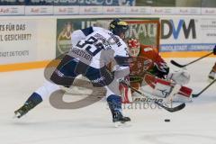 DEL - Eishockey - ERC Ingolstadt - Fischtown Pinguins - Saison 2016/2017 - Thomas Greilinger (#39 ERCI) - Jerry Kuhn (Torwart #35 Bremerhaven) - Foto: Meyer Jürgen