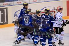 DEL - Eishockey - ERC Ingolstadt - Schwenninger Wild Wings - Saison 2016/2017 - viel Betrieb vor dem Schwenninger Tor Daniel Schmölz (#92 Schwenningen) - Brandon Buck (#9 ERC) Patrick Köppchen (#55 ERC) Benedikt Schopper (#11 ERC) Thomas Oppenheimer (#8 E