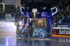 DEL - Eishockey - ERC Ingolstadt - Eisbären Berlin - Saison 2016/2017 - Einlaufkinder vor dem Spiel - Pantherkopf - Brian Salcido (#22 ERCI) - Foto: Meyer Jürgen