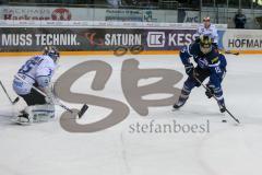 DEL - Eishockey - ERC Ingolstadt - Schwenninger Wild Wings - Saison 2016/2017 - John Laliberte (#15 ERCI) mit einer Torchance - 35 Joseph MacDonald (Torhueter Schwenninger Wild Wings) - Foto: Meyer Jürgen