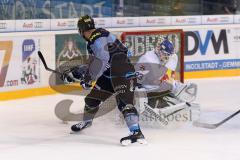 DEL - Eishockey - ERC Ingolstadt - Red Bull München - Thomas Oppenheimer (ERC 8) gefährlich vor dem Tor von Danny aus den Birken (33 RBM)