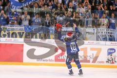 DEL - Eishockey - ERC Ingolstadt - Eisbären Berlin - Saison 2016/2017 - Danny Irmen (#19 ERCI) bedankt sich bei den Fans - Nikolaus - Weihnachten - jubel - Foto: Meyer Jürgen