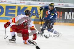 DEL - Eishockey - ERC Ingolstadt - Düsseldorfer EG - Saison 2016/2017 - Martin Buchwieser (#16 ERCI) mit einem Schlagschuss - Stephan Daschner (Nr.3, Duesseldorfer EG) - Foto: Meyer Jürgen