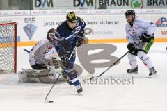 DEL - Eishockey - ERC Ingolstadt - Straubing Tigers - Saison 2016/2017 - Danny Irmen (#19 ERCI) mit einer Torchance - Pätzold Dimitri Torwart (#32 Straubing) - Foto: Meyer Jürgen