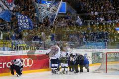 DEL - Eishockey - ERC Ingolstadt - Red Bull München - Fans werfen Papier auf das Eis, Spiel Stop Reinigung