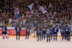 DEL - Eishockey - ERC Ingolstadt - Krefeld Pinguine - Saison 2016/2017 - Die Mannschaft bedankt sich bei den Fan`s - Jubel - Foto: Meyer Jürgen