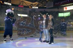 DEL - Eishockey - ERC Ingolstadt - Schwenninger Wild Wings - Verabschiedung von Ex-Panther Jakub Ficenec, bekommt sein Trikot in die Halle. Mit Frau und Sohn