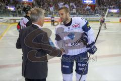 DEL - Eishockey - ERC Ingolstadt - Fischtown Pinguins - Saison 2016/2017 - Panther des Monats September 2016 Petr Pohl (#33 ERCI) überreicht von Hans Fischer - Foto: Meyer Jürgen