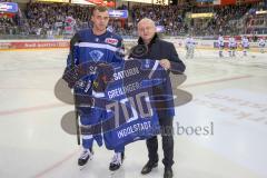 DEL - Eishockey - ERC Ingolstadt - Eisbären Berlin - Saison 2016/2017 - Thomas Greilinger (#39 ERCI) - Jiri Ehrenberger gratuliert zum 700 DEL Spiel - Foto: Meyer Jürgen