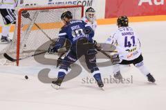 DEL - Eishockey - ERC Ingolstadt - Krefeld Pinguine - Saison 2016/2017 - Darryl Boyce (#10 ERCI)  mit dem 2:1 Führungstreffer - Patrick Galbraith Torwart (#31 Krefeld) - Tim Hambly (#41 Krefeld) - Foto: Meyer Jürgen