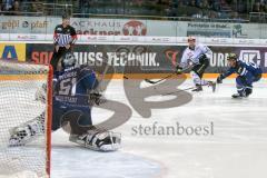 DEL - Eishockey - ERC Ingolstadt - Schwenninger Wild Wings - Saison 2016/2017 - Timo Pielmeier Torwart (#51 ERCI) fängt den Puck sicher - Foto: Meyer Jürgen