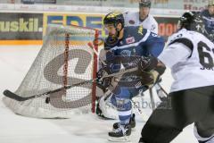 DEL - Eishockey - ERC Ingolstadt - Nürnberg Ice Tigers - Saison 2016/2017 - Thomas Oppenheimer (#8 ERCI) mit einer Torchnce - Jochen Reimer Torwart(#32 Nürnberg) - Foto: Meyer Jürgen