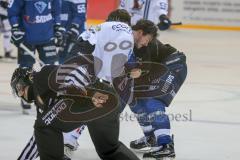 DEL - Eishockey - ERC Ingolstadt - Iserlohn Roosters - Saison 2016/2017 - Rauferei - Boxkampf zwischen Danny Irmen (#19 ERCI) - und Ross Bradley (#81 Iserlohn) - Foto: Meyer Jürgen