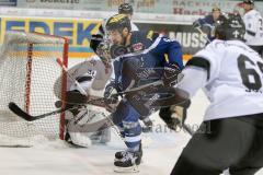 DEL - Eishockey - ERC Ingolstadt - Nürnberg Ice Tigers - Saison 2016/2017 - Thomas Oppenheimer (#8 ERCI) mit einer Torchnce - Jochen Reimer Torwart(#32 Nürnberg) - Foto: Meyer Jürgen