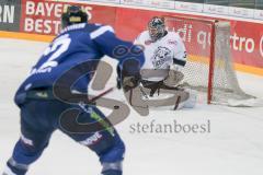 DEL - Eishockey - ERC Ingolstadt - Nürnberg Ice Tigers - Saison 2016/2017 - Brian Salcido (#22 ERCI) mit einem Schuss auf das Tor - Jochen Reimer Torwart(#32 Nürnberg) - Foto: Meyer Jürgen