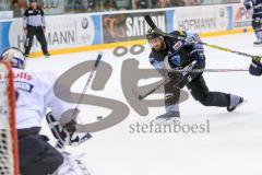 DEL - Eishockey - ERC Ingolstadt - Red Bull München - Petr Pohl (ERC 33) knapp am Tor vorbei von Torwart Danny aus den Birken (33 RBM)