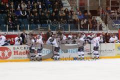 DEL - Eishockey - ERC Ingolstadt - Red Bull München - Tor 0:1 für München Jubel an der Spielerbank Bande