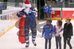 DEL - Eishockey - ERC Ingolstadt - Eisbären Berlin - Saison 2016/2017 - Danny Irmen (#19 ERCI) als Nikolaus verkleidet - Foto: Meyer Jürgen