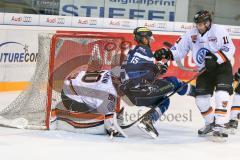 DEL - Eishockey - ERC Ingolstadt - Grizzlys Wolfsburg - Saison 2016/2017 - Brückmann Felix Torwart (#90 Wolfsburg) - John Laliberte (#15 ERCI) - Aubin Brent (#11 Wolfsburg) - Foto: Meyer Jürgen