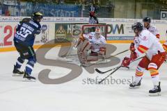 DEL - Eishockey - ERC Ingolstadt - Düsseldorfer EG - Saison 2016/2017 - Thomas Greilinger (#39 ERCI) - Torwart Mathias Niederberger (Nr.35, Duesseldorfer EG) - Foto: Meyer Jürgen