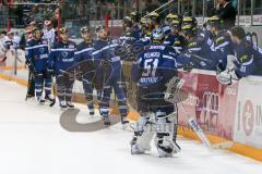 DEL - Eishockey - ERC Ingolstadt - Schwenninger Wild Wings - Saison 2016/2017 - Die Spieler nach dem 6:5 Sieg beim abklatschen an der Spielerbank - Foto: Meyer Jürgen