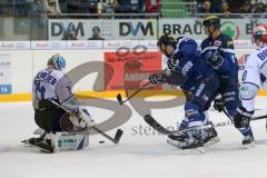 DEL - Eishockey - ERC Ingolstadt - Schwenninger Wild Wings - Thomas Oppenheimer (ERC 8) scheitert an Torwart Dustin Strahlmeier