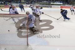 DEL - Eishockey - ERC Ingolstadt - Schwenninger Wild Wings - Saison 2016/2017 - Petr Pohl (#33 ERCI) mit einem Schuss auf das Tor - 35 Joseph MacDonald (Torhueter Schwenninger Wild Wings) - Foto: Meyer Jürgen