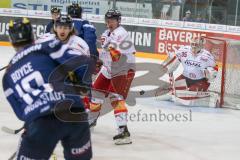 DEL - Eishockey - ERC Ingolstadt - Düsseldorfer EG - Saison 2016/2017 - Darryl Boyce (#10 ERCI)  mit Schuss auf das Tor - Torwart Mathias Niederberger (Nr.35, Duesseldorfer EG) - Foto: Meyer Jürgen