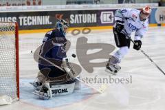 DEL - Eishockey - ERC Ingolstadt - Schwenninger Wild Wings - Torwart Timo Pielmeier (ERC 51) wehrt den Schuß von Istvan Bartalis ab