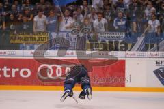 DEL - Eishockey - ERC Ingolstadt - Krefeld Pinguine - Saison 2016/2017 - Petr Pohl (#33 ERCI) bedankt sich bei den Fans`s - Jubel - Foto: Meyer Jürgen