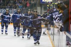 DEL - Eishockey - ERC Ingolstadt - Krefeld Pinguine - Saison 2016/2017 - Petr Pohl (#33 ERCI) trifft zum 3:2 Führungstreffer - jubel - Abklatschen an der Spielerbank - Foto: Meyer Jürgen