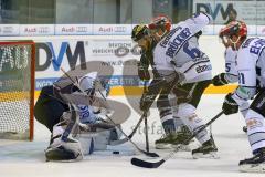 DEL - Eishockey - ERC Ingolstadt - Schwenninger Wild Wings - Thomas Oppenheimer (ERC 8) scheitert an Torwart Dustin Strahlmeier