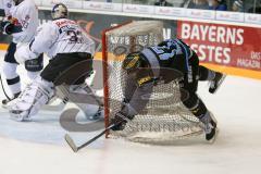 DEL - Eishockey - ERC Ingolstadt - EHC Red Bull München - Saison 2016/2017 - Petr Taticek (#17 ERCI) bleibt am Tor hängen - Foto: Meyer Jürgen