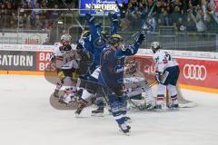 DEL - Eishockey - ERC Ingolstadt - Eisbären Berlin - Saison 2016/2017 - Brian Salcido (#22 ERCI) - Danny Irmen (#19 ERCI) mit dem 1:0 Führungstreffer - Jubel  - Petri Vehanen (Torwart #31 Berlin) - Foto: Meyer Jürgen