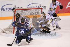 DEL - Eishockey - ERC Ingolstadt - Krefeld Pinguine - Saison 2016/2017 - Darryl Boyce (#10 ERCI)  mit dem 2:1 Führungstreffer - Patrick Galbraith Torwart (#31 Krefeld) - Tim Hambly (#41 Krefeld) - Foto: Meyer Jürgen