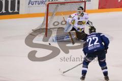 DEL - Eishockey - ERC Ingolstadt - Krefeld Pinguine - Saison 2016/2017 - Patrick Galbraith Torwart (#31 Krefeld) - Brian Salcido (#22 ERCI) - Foto: Meyer Jürgen