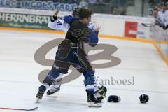 DEL - Eishockey - ERC Ingolstadt - Iserlohn Roosters - Saison 2016/2017 - Rauferei - Boxkampf zwischen Danny Irmen (#19 ERCI) - und Ross Bradley (#81 Iserlohn) - Foto: Meyer Jürgen