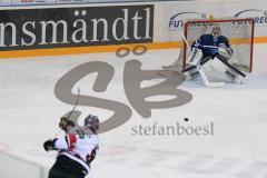 DEL - Eishockey - ERC Ingolstadt - Kölner Haie - Saison 2016/2017 - Moritz Müller (#91 Köln) mit Schuss auf das Tor - Timo Pielmeier Torwart (#51 ERCI) - Foto: Meyer Jürgen