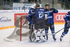 DEL - Eishockey - ERC Ingolstadt - Eisbären Berlin - Saison 2016/2017 - Eisenhut Marco (#30 ERCI) mit Timo Pielmeier Torwart (#51 ERCI) beim Abklatschen - Foto: Meyer Jürgen
