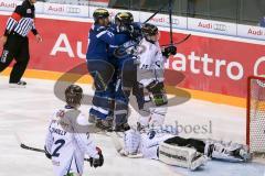 DEL - Eishockey - ERC Ingolstadt - Straubing Tigers - Saison 2016/2017 - Petr Pohl (#33 ERCI) gibt die Vorlage zum 3:2 Führungstreffer von Thomas Greilinger (#39 ERCI) - Petr Taticek (#17 ERCI) - #sb#37# - Climie Matthew Torwart (#33 Straubing) - Foto: Me