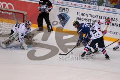 DEL - Eishockey - ERC Ingolstadt - Eisbären Berlin - Saison 2016/2017 - Martin Buchwieser (#16 ERCI) - Maximilian Adam (#5 Berlin) - Petri Vehanen (Torwart #31 Berlin) - Foto: Meyer Jürgen