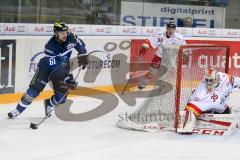 DEL - Eishockey - ERC Ingolstadt - Düsseldorfer EG - Saison 2016/2017 - David Elsner (#61 ERCI) - Torwart Mathias Niederberger (Nr.35, Duesseldorfer EG) - Foto: Meyer Jürgen