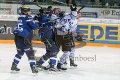 DEL - Eishockey - ERC Ingolstadt - Schwenninger Wild Wings - Saison 2016/2017 - Benedikt Schopper (#11 ERCI) Patrick Köppchen (#55 ERCI) 71 Jerome Samson (Schwenninger Wild Wings) im Zweikampf - Boxkampf - Foto: Meyer Jürgen