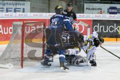 DEL - Eishockey - ERC Ingolstadt - Krefeld Pinguine - Saison 2016/2017 - Patrick McNeill (#2 ERCI) - Timo Pielmeier Torwart (#51 ERCI) - Martin Schymainski (#88 Krefeld) - Foto: Meyer Jürgen