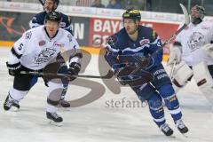 DEL - Eishockey - ERC Ingolstadt - Nürnberg Ice Tigers - Saison 2016/2017 - Petr Taticek (#17 ERCI) - Danny Syvret (#5 Nürnberg) - Foto: Meyer Jürgen