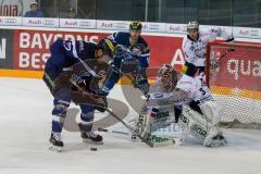 DEL - Eishockey - ERC Ingolstadt - Eisbären Berlin - Saison 2016/2017 - Brian Salcido (#22 ERCI) mit einer Torchance - Petri Vehanen (Torwart #31 Berlin) - Foto: Meyer Jürgen