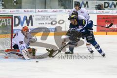 DEL - Eishockey - ERC Ingolstadt - Grizzlys Wolfsburg - Saison 2016/2017 - Thomas Greilinger (#39 ERCI) - Brückmann Felix Torwart (#90 Wolfsburg) - Foto: Meyer Jürgen