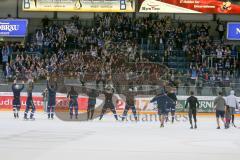 DEL - Eishockey - ERC Ingolstadt - Eisbären Berlin - Saison 2016/2017 - Die Mannschaft bedankt sich bei den Fans nach dem Spiel - Banner - Spruchband - Weihnachten - Jubel - Foto: Meyer Jürgen