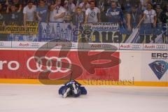 DEL - Eishockey - ERC Ingolstadt - Krefeld Pinguine - Saison 2016/2017 - Petr Pohl (#33 ERCI) bedankt sich bei den Fans`s - Jubel - Foto: Meyer Jürgen