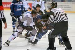 DEL - Eishockey - ERC Ingolstadt - Iserlohn Roosters - Saison 2016/2017 - Rauferei - Boxkampf zwischen Danny Irmen (#19 ERCI) - und Ross Bradley (#81 Iserlohn) - Foto: Meyer Jürgen